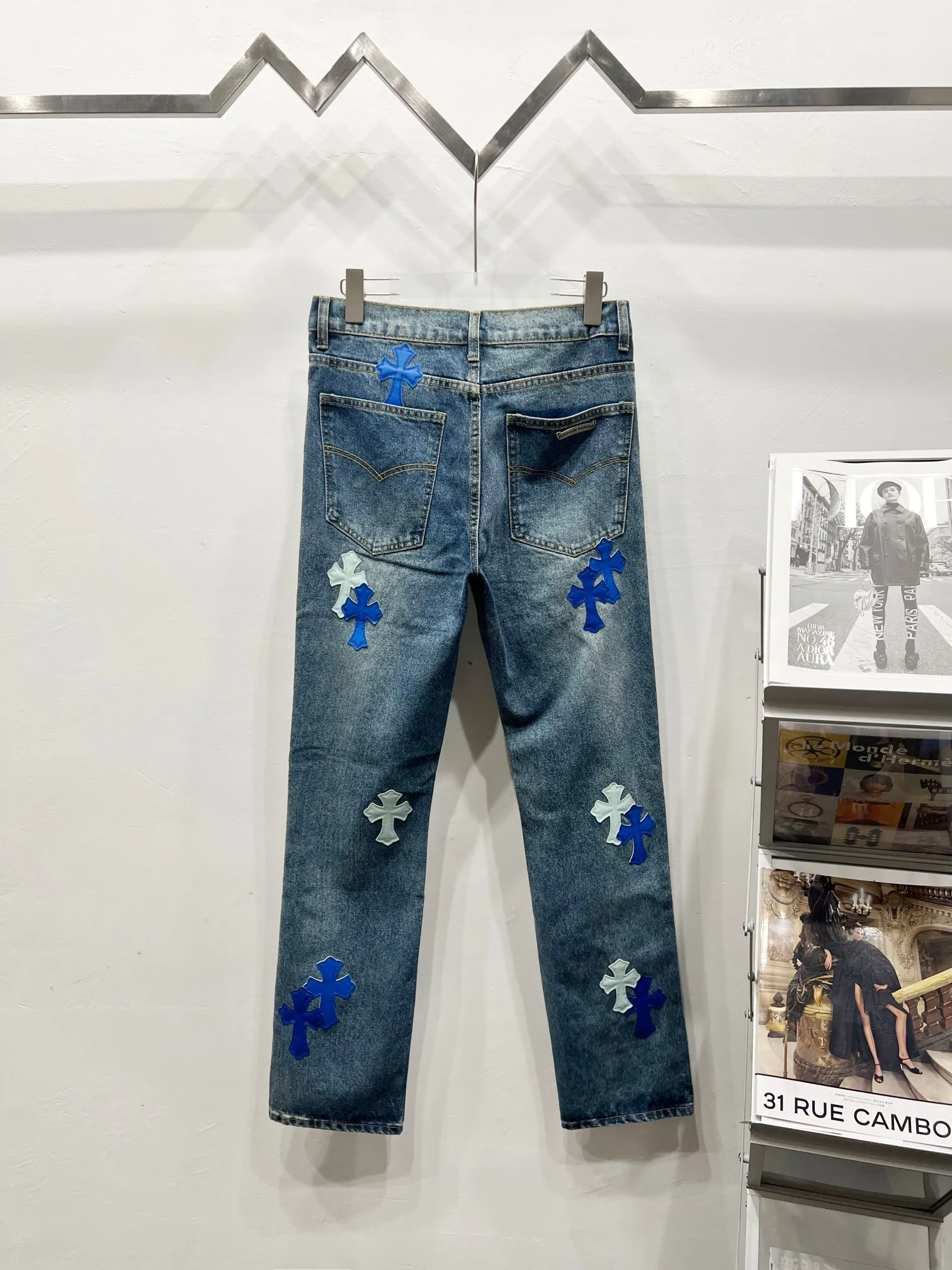 P260 Style No.: (c012) Crow Heart & 𝐂𝐡𝐫𝐨𝐦𝐞 𝐇𝐞𝐚𝐫𝐭 ss25 new graffiti letters blue and white cross patchwork leather couple style loose washed micro-boot jeans. Styles with different washed textures are very friendly to people with thin legs. The micro-flare version perfectly modifies the leg shape. The timeless and moderate length makes it easy to match and match. It is the basis for various styles and is a must-have in your wardrobe! The fabric is stiff but also makes the upper body soft without losing texture. The washing process is even more perfect. It is a must-have item for everyone! ! ! Washed wheat, hang tag, pants label, three labels complete Color: blue Size: 28-30-32-34-36